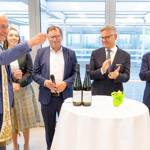 Stadt-Akt: Dompfarrer Toni Faber, Weinkönigin Iris-Maria Wolff, Gastgeber Wiens Landwirtschaftskammer-Präsident Norbert Walter, Minister Magnus Brunner, EU-Kommissar Johannes Hahn (v.l.).