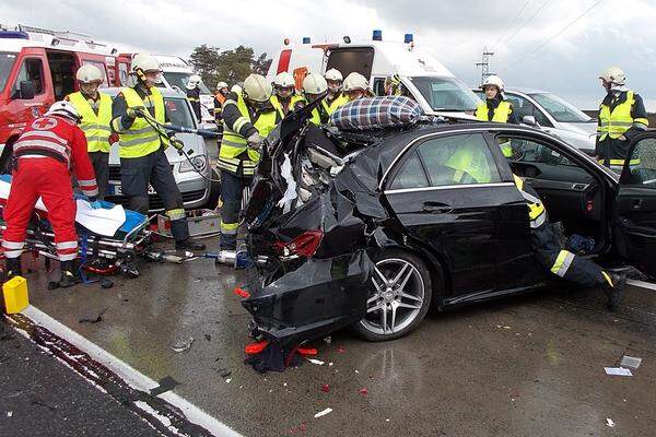 Die Autobahn bleib auf der Richtungsfahrbahn Wien für dreieinhalb Stunden gesperrt.