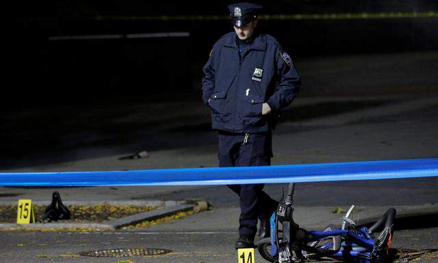 Nach dem Anschlag: Ein Polizist untersucht den Tatort in Manhattan, wo ein Mann mit einem Lieferwagen Radfahrer und Fußgänger niedermähte.