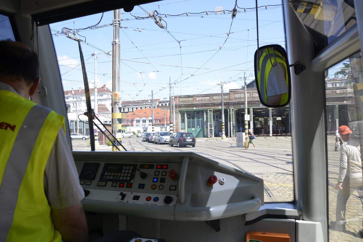 Mit einer Niederflurstraßenbahn der ersten Generation und der ungewohnten Zielanzeige "Schwedenplatz" fahren wir auf die Laxenburger Straße, auf die Strecke, die auch vom O-Wagen befahren wird.