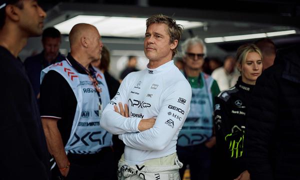 In knapp einem Jahr ist Brad Pitt in dem neuen Film „F1“ in den Kino zu sehen.