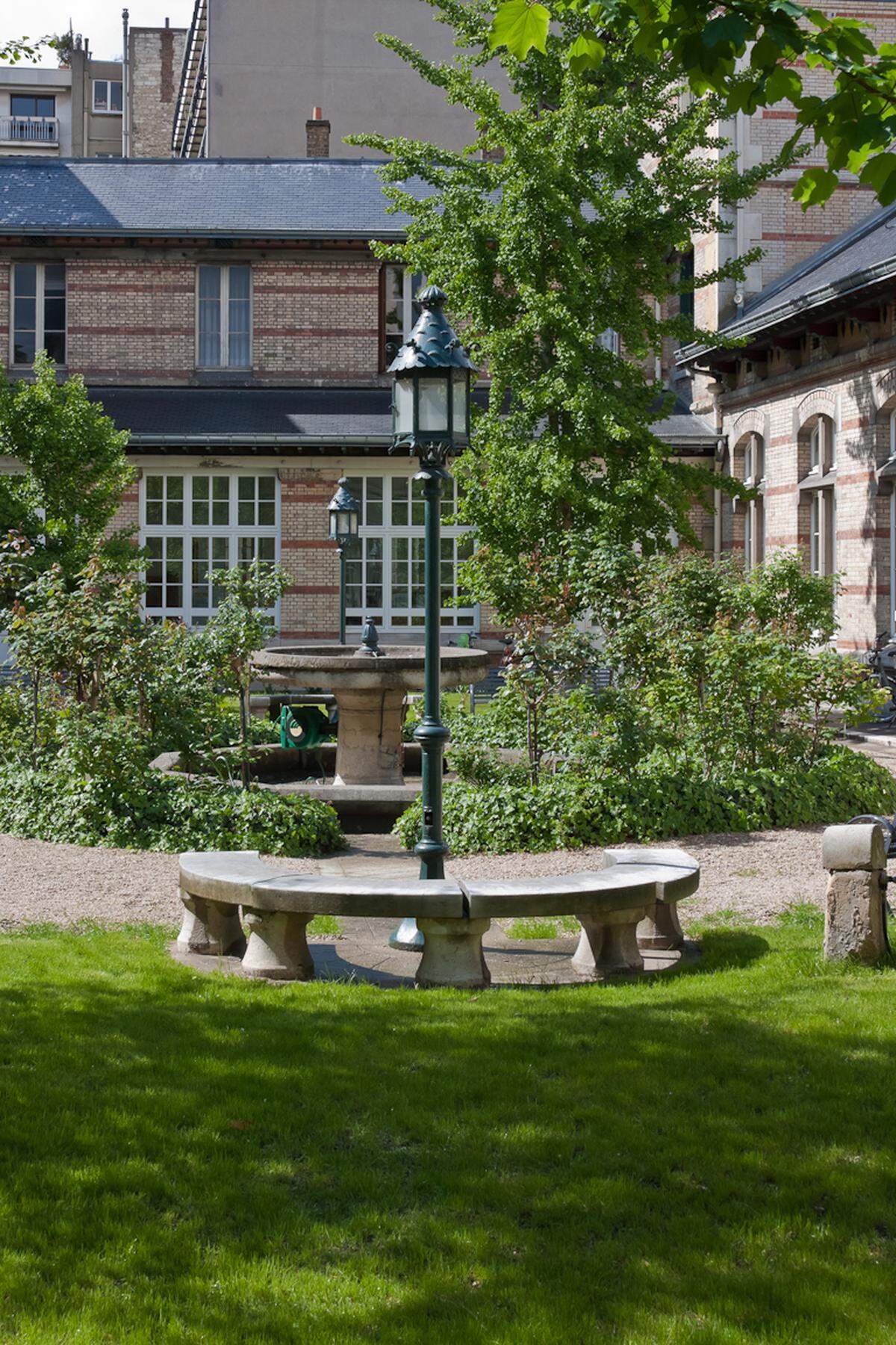 Dem Lehrkörper im Lycée Molière steht ein eigener Garten zur Verfügung, der kurzzeitig Entspannung vom regen Schultreiben verspricht.