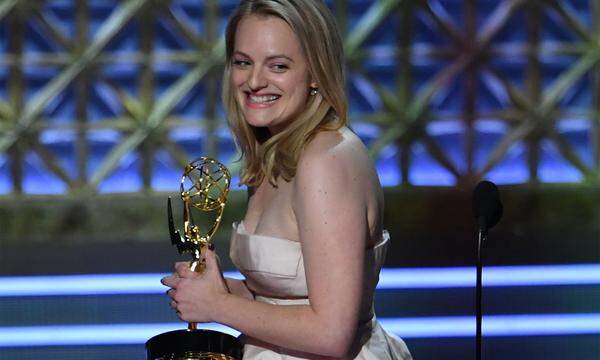 ... nämlich einen Emmy für beste Drehbuch (von Bruce Miller), einen für Reed Moranos Regie sowie einen für die beste weibliche Haupt - und Nebenrolle in einer Drama-Serie: Elisabeth Moss (im Bild, man kennt sie auch aus der Serie "Mad Men") für die Titelrolle und Ann Dowd für ihre Tante Lydia, eine Nazi-Nonnen-ähnliche Lehrerin.