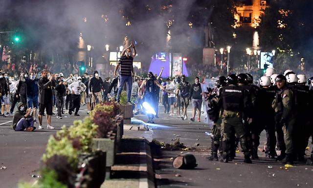 Ausschreitungen in Belgrad. Demonstranten fordern Vučićs Rücktritt. Die Polizei reagiert mit Gewalt.