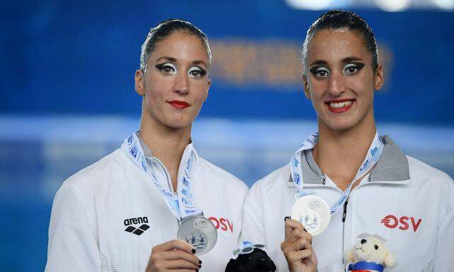 SWIM-EURO-2022-WOMEN-PODIUM