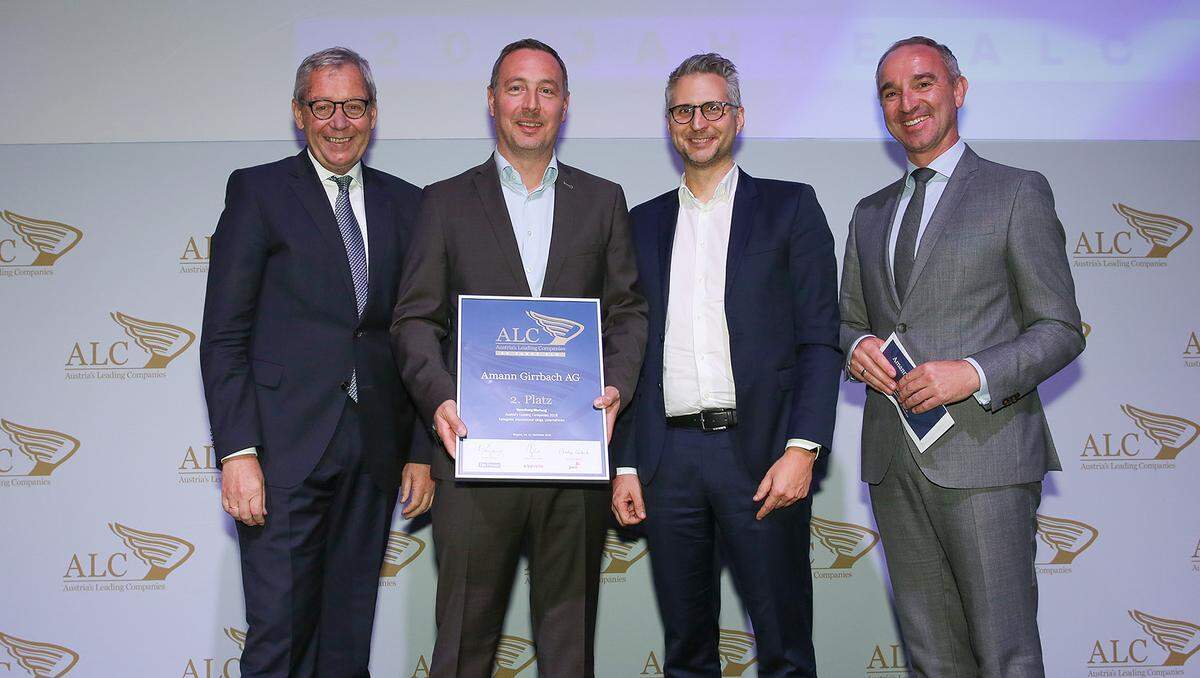 Auszeichnung 2. Platz Kategorie International für die Amann-Girrbach AG (v. li.): Landesstatthalter Karlheinz Rüdisser, die Amann-Girrbach-Repräsentanten Dominik Batlogg (Head of Operations) und Christian Ermer (Head of Product Management) und Donau Versicherung-Landesdirektor Jürgen Gmeiner.