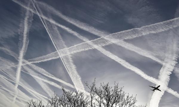 Kondensstreifen sind schädlicher für das Klima als die CO<sub>2</sub>-Emissionen der Flugzeuge. 