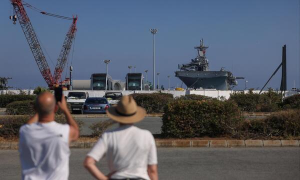 Ein Mann fotografiert die USS Wasp, die angesichts der zunehmenden Spannungen im Nahen Osten im Hafen von Limassol auf Zypern angedockt ist.