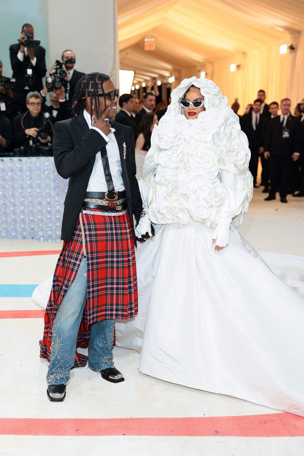Einer der wohl ersehntesten Auftritte: Rihanna kam in Begleitung ihres Verlobten ASAP Rocky, als modische Version einer Hochzeitstorte. Vielleicht ist es bald so weit?