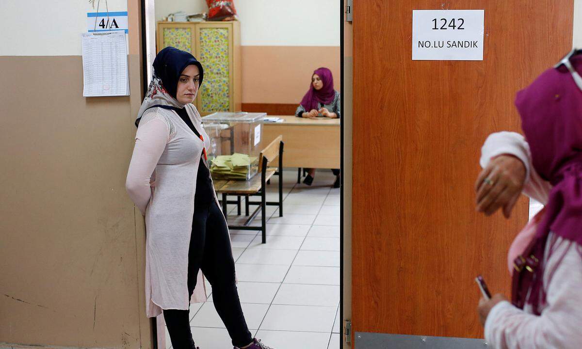 Die Wahllokale waren von 7 Uhr bis 16 Uhr (unserer Zeit) geöffnet. Erste Teilergebnisse gab es ab 17.45 Uhr, die von der staatlichen Nachrichtenagentur Anadolu veröffentlicht wurden.