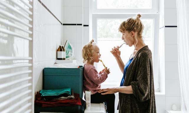 Wichtig ist, dass die Kinder die Eltern beim Zähneputzen sehen. Und vielleicht manchmal auch bei ihnen putzen dürfen.