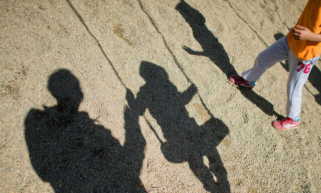Nicht jede Schaukel, an der sich Kinder auf dem Spielplatz erfreuen, ist auch für Erwachsene geeignet.