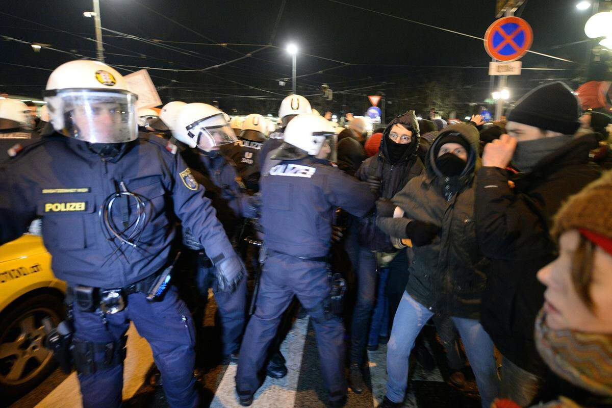 Dabei kam es auch zu Handgreiflichkeiten mit der Polizei