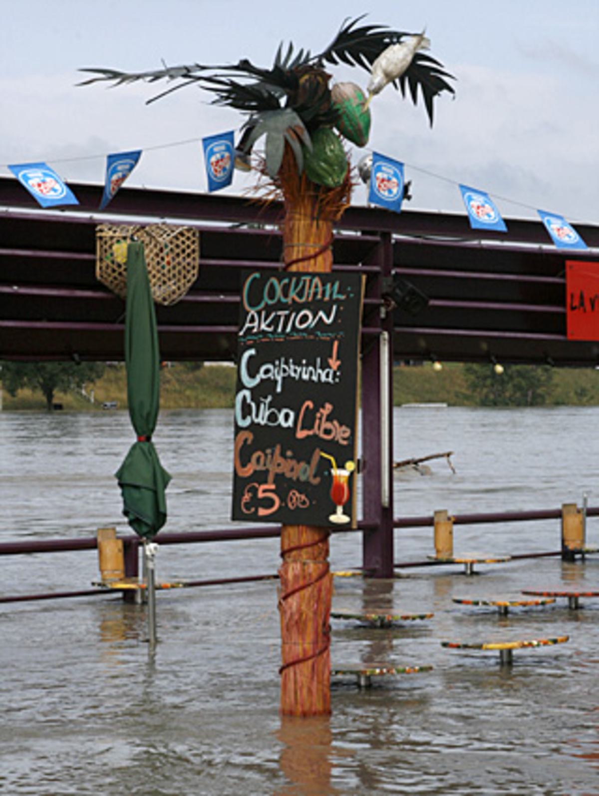 Dadurch stieg die Neue Donau, und „die Treppelwege auf der Donauinsel haben zum Schwimmen angefangen.“ Wäre das Hochwasser nicht zurückgegangen, Klikovits hätte weiter Wasser in die Neue Donau abgeleitet und die Insel unter Wasser stehen lassen. Das Fest wäre abgesagt worden.