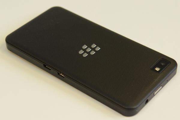 Rein äußerlich erinnert das Z10 auf den ersten Blick an das iPhone 5. Zumindest von vorne, denn auf der Rückseite prangt das klassische Blackberry-Logo auf der griffigen Kunststoffabdeckung.