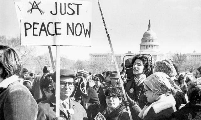 Der in Wien geborene Friedensforscher und Harvard-Professor Herbert C. Kelman demonstrierte in Washington gegen den Vietnam-Krieg, Datum und Fotograf unbekannt.
