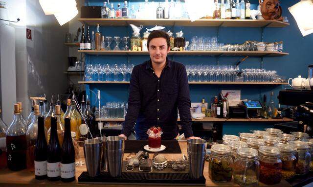 Hubert Peter verwendet seinen eigenen Wermut namens Wermutlich (links vorn) in der Pop-up-Bar Barrikade auch für Cocktails.