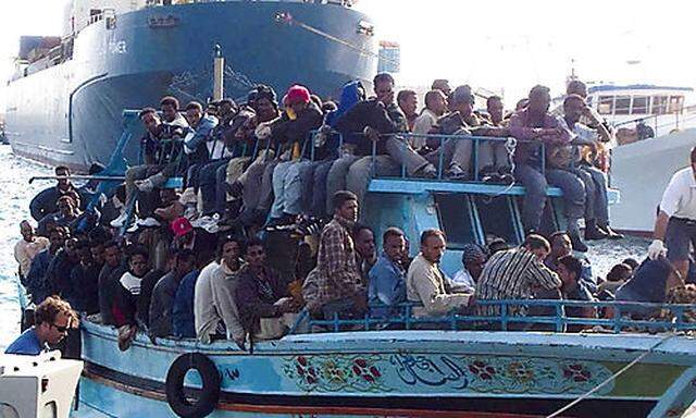 Archivbild: Migranten aus Nordafrika treffen in Lampedusa ein.