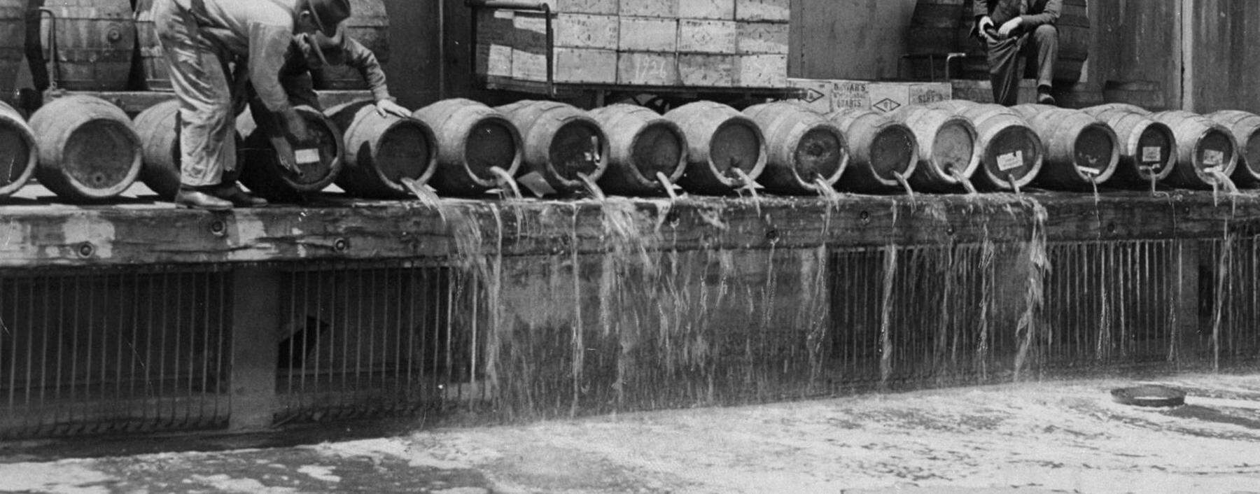 Weg mit dem Teufelszeug! Der Inhalt von Tausenden Bierfässern landete während der Prohibition im Hafenbecken von New York.
