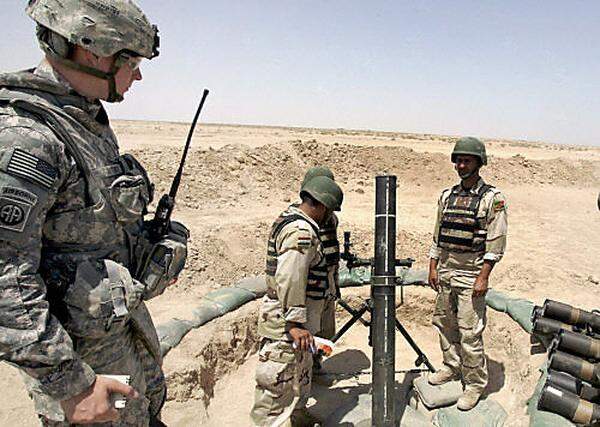 Im August 2008 einigen sich die USA und die irakische Regierung auf einen Abzug der US-Kampftruppen bis Ende 2011. US-Soldaten sollen von nun an vor allem bei der Ausbildung irakischer Soldaten helfen, so wie hier bei einer Übung am Rande Bagdads. Auf dem Höhepunkt des Konflikts waren bis zu 171.000 Mann im Einsatz. Die Briten beenden ihre Mission offiziell bereits im Mai 2009.