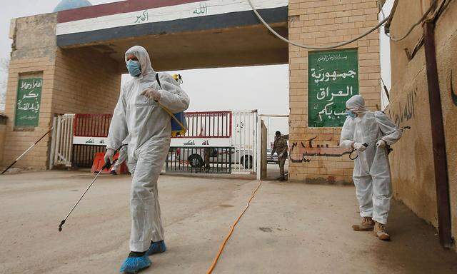 Desinfektionen am mittlerweile geschlossenen Grenzübergang Shalamcha zwischen dem Irak und dem Iran.