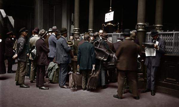 Inflation 1923, Berlin, wartende Bankkunden