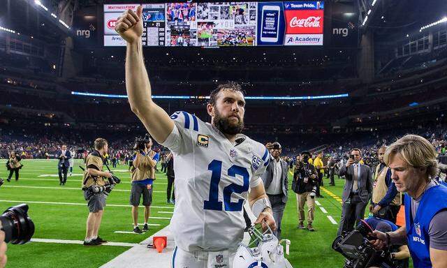 Sport Bilder des Tages Indianapolis Colts quarterback Andrew Luck celebrates a victory while leaving