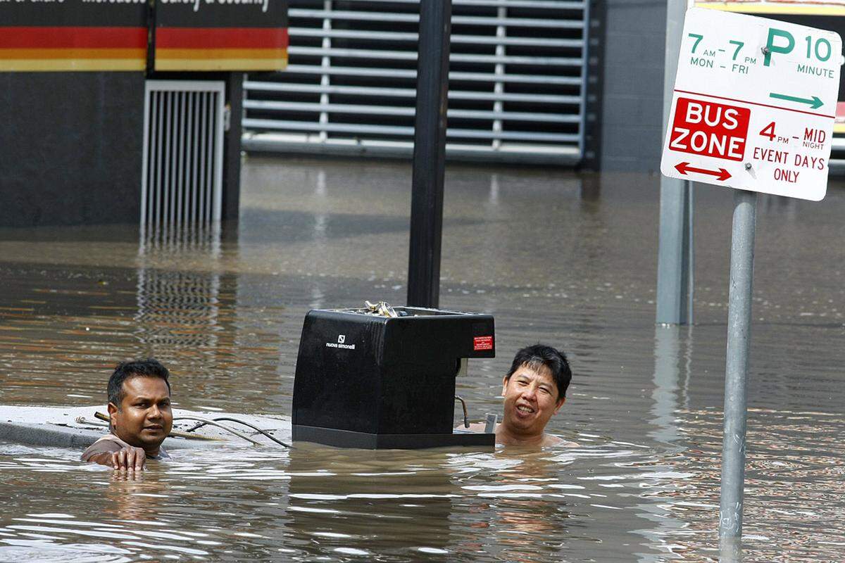 In der Pendlerstadt Ipswich rund 30 Kilometer von Brisbane entfernt stand ein Supermarkt bereits zwei Meter unter Wasser.
