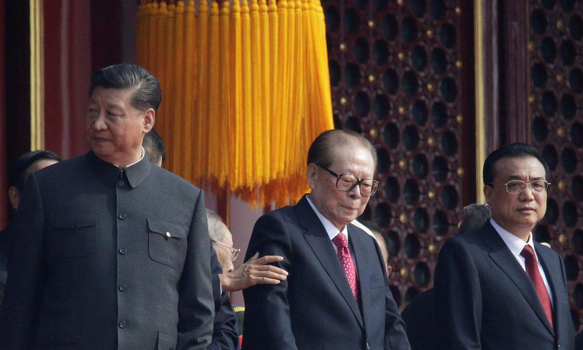 "Es gibt keine Macht, die die Grundlagen dieser großen Nation erschüttern kann", sagte der Präsident in einer Rede zu Beginn der Zeremonie. "Keine Macht kann den Fortschritt des chinesischen Volkes und der Nation aufhalten." Xi rief zur Einigkeit auf und versprach dem Milliardenvolk "noch mehr Wohlstand".