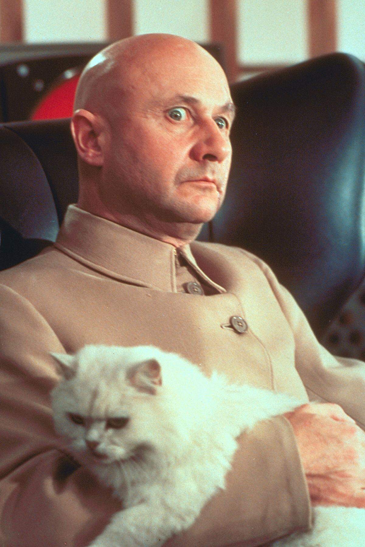 Der Ring mit dem Oktopus! Die Glatze! Die Katze! Die Unifom! Das nennt man charismatischen Auftritt. Nicht umsonst ist Ernst Stavro Blofeld der Erzfeind Nummer eins von Bond. Auch bei der Terroroganisation S.P.E.C.T.R.E stand er an der Spitze. Zu seinen Hobbys zählte das Verfüttern von Gegnern an Piranhas. Und er hatte ehrgeizige Pläne: Er wollte die Weltherrschaft an sich reißen.Blofeld kommt in sieben 007-Filmen vor: In "Liebesgrüße aus Moskau" und "Feuerball" spielte ihn Anthony Dawson, in "Man lebt nur zweimal" Donald Pleasence (im Bild) ...