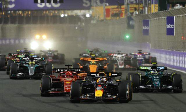 Max Verstappen (M.) ließ die Konkurrenz in Saudiarabien deutlich hinter sich.
