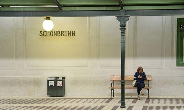 Tausende Touristen, die nach Schönbrunn hinaus wollen, werden auf der grünen Linie ihr blaues Wunder erleben. 