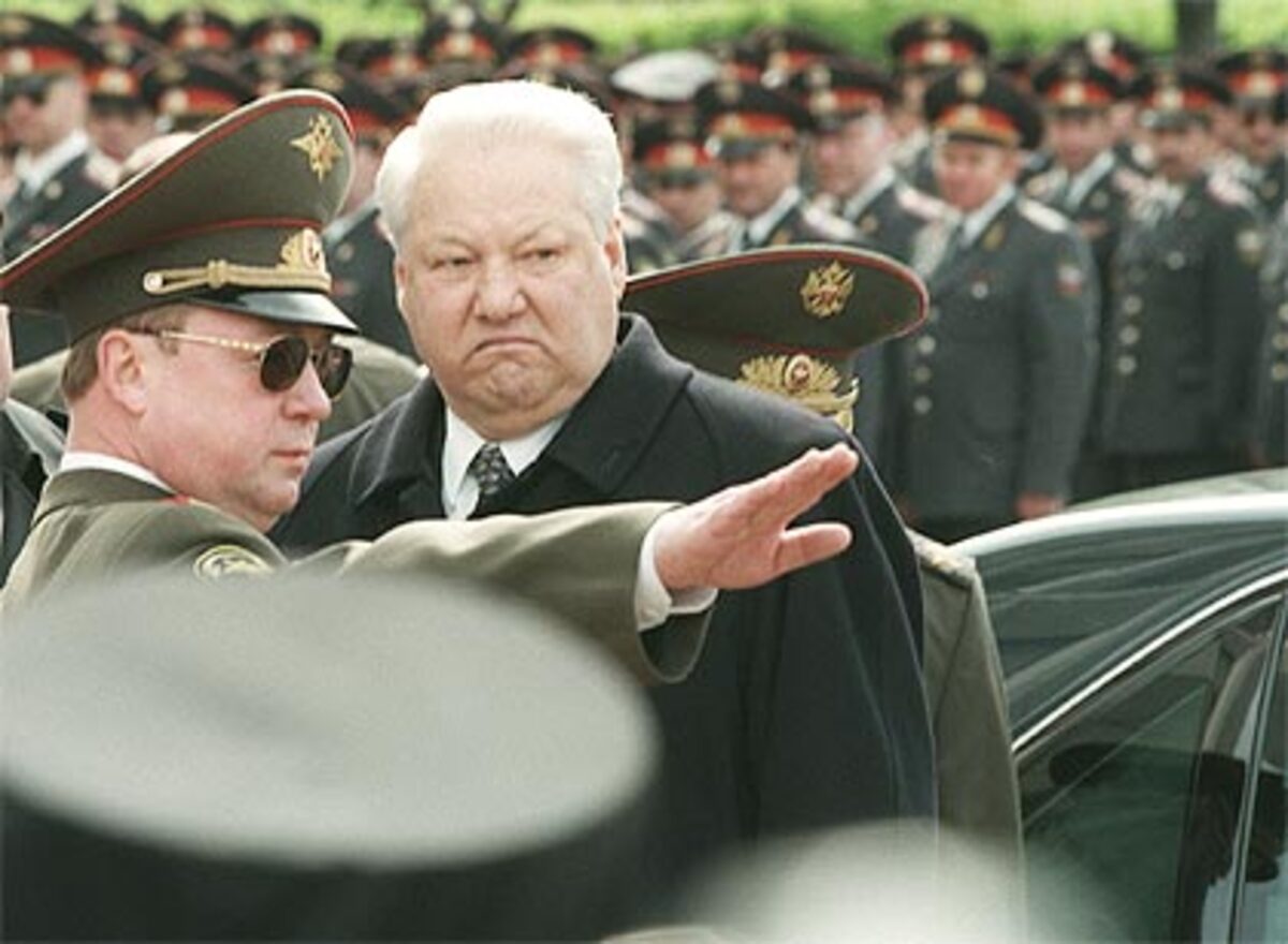 Jelzins Laufbahn, die er als sowjetischer Funktionär begann, war auch von Fehlern gekennzeichnet. Wegen des ersten Tschetschenien- Kriegs 1994 bis 1996 verlor er die Unterstützung vieler Demokraten.