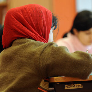 Symbolfoto: Schülerin mit Kopftuch