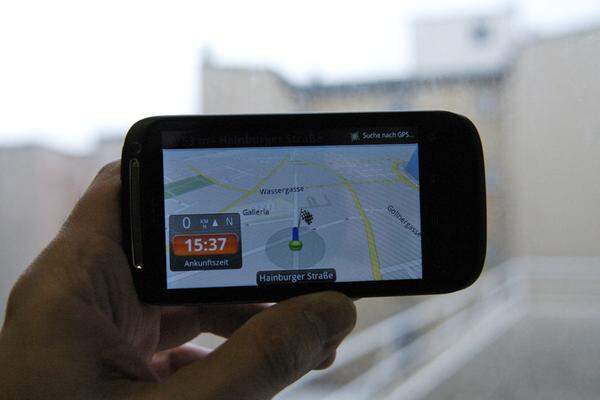Im Rundum-Sorglos-Paket von HTC ist auch eine Navigations-Software enthalten. Sie ist allerdings nur für die ersten 30 Tage kostenlos. Von den Funktionen her wird hier die übliche Kost geboten. Der Vorteil im Vergleich zum kostenlosen Pendant von Google Maps: Die Karten können auf das Gerät heruntergeladen werden. Das Macht das Desire S auch im Ausland und ohne Roaming-Gebühren zu einem Navi-Ersatz fürs Auto.