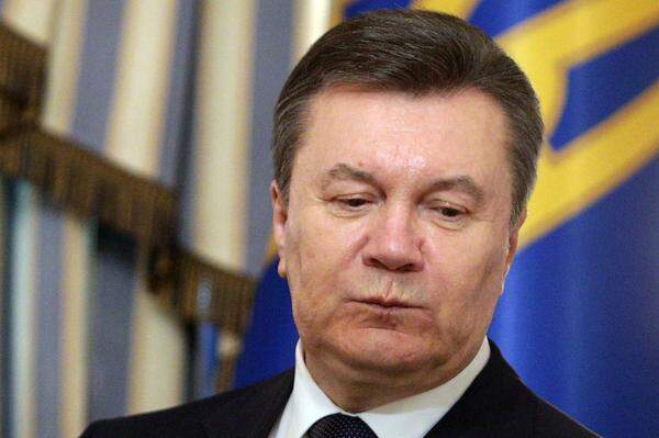 Am 22. Februar setzt sich Janukowitsch zuerst in den Osten der Ukraine ab, von wo aus er später die Grenze zu Russland überqueren wird. Das nächste Mal meldet er sich aus dem russischen Rostow am Don zu Wort - und gibt sich unbeugsam.