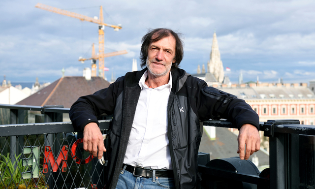 Über den Dächern von Wien: der Bergsteiger (und einstige Kranfahrer) Kammerlander. 