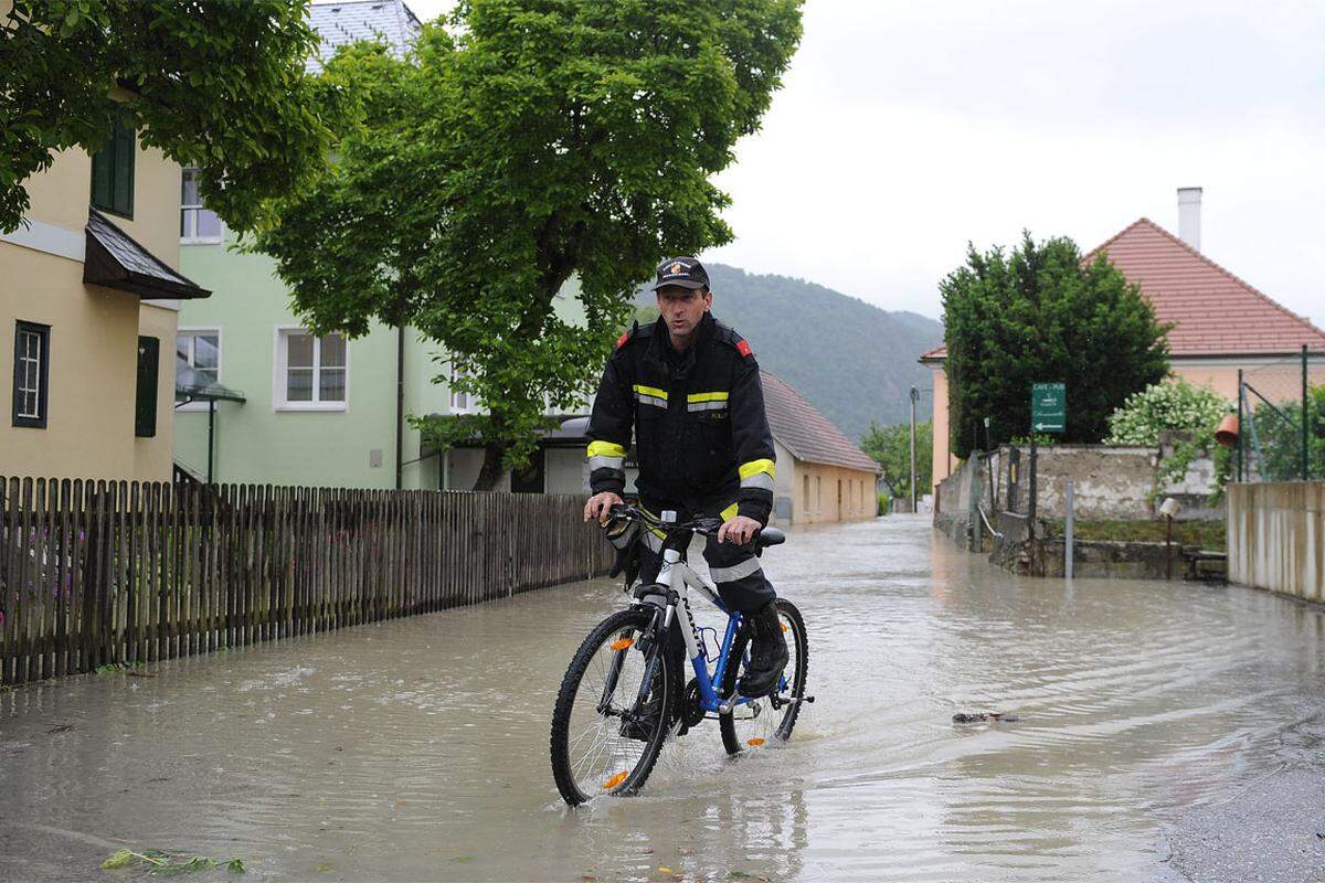 Stromabwärts in Aggsbach-Markt bangte ein Feuerwehrmann um sein Haus: "Im Keller ist noch nichts, den habe ich extra wasserdicht gebaut. Aber es wird heute wieder eine schlaflose Nacht werden." Den Mut will er aber dennoch nicht verlieren. Man könne jetzt einfach nur Abwarten, sagt er.