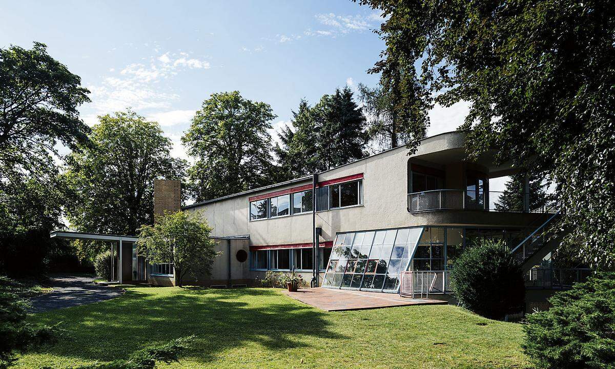 Das Haus Schminke des Architekten Hans Scharoun in Löbau gilt in der internationalen Fachwelt als eines der vier wichtigsten Wohnhäuser der Klassischen Moderne weltweit. Die anderen drei sind: das Haus Tugendhat im tschechischen Brno von Ludwig Mies van der Rohe 1931, die Villa Savoye in Poissy bei Paris von Le Corbusier 1929 und das Haus Fallingwater (Kaufman Residence) in Pennsylvania von Frank Lloyd Wright 1939.