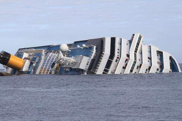 Ein Bild, das um die Welt ging: Das Anfang 2012 havarierte Kreuzfahrtschiff Costa Concordia vor der toskanischen Insel Giglio. Bei dem Schiffsunglück starben 32 Menschen.