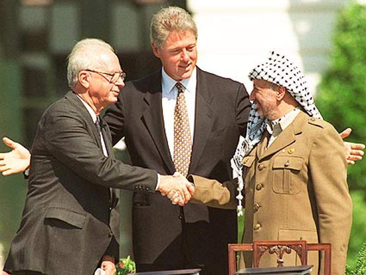 In Oslo einigen sich Israelis und Palästinenser auf die Friedensformel "Land gegen Frieden". - 13. September: In Washington wird der Grundlagenvertrag von Israels Premier Yitzhak Rabin und dem PLO-Vorsitzenden Yasser Arafat im Beisein von US-Präsident Bill Clinton unterzeichnet. Das Abkommen sieht eine definitive Regelung des Konflikts bis 1999 vor. (Rabin, Arafat und Israels Außenminister Shimon Peres erhalten dafür den Friedensnobelpreis).