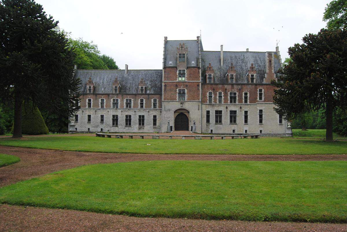 Das Schloss liegt in dem Dorf Elewijt, etwa 27 Kilometer nordöstlich von Brüssel. Der derzeitige Eigentümer hat Rubens Kasteel seit 1955 sukzessive restauriert. Das Anwesen steht seit 1948 unter Denkmalschutz und ist seit 2009 belgisches Kulturerbe.