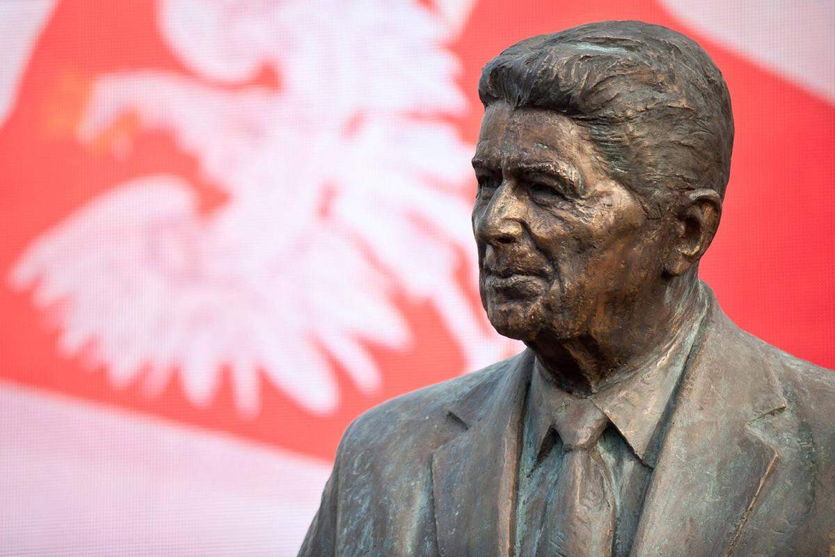 Am 12. Juni 1987 hält der damalige US-Präsident Ronald Reagan vor einer Betonwand, die das Brandenburger Tor von West-Berlin trennt, seine Rede anlässlich der 750-Jahr-Feier Berlins. Er überrascht mit einem Appell an den sowjetische Staatschef Michail Gorbatschow: „Herr Gorbatschow, öffnen Sie dieses Tor. Herr Gorbatschow, reißen Sie die Mauer nieder." Unter den 40.000 Menschen im Publikum bricht Jubel aus. In den folgenden Tagen gehen Reagans Worte um die Welt. Zwei Jahre nach Reagans Rede fällt die Berliner Mauer in der Nacht vom 9. November auf den 10. November 1989 - nach über 28 Jahren ihrer Existenz.