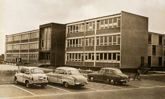 In der DDR wurden Schulen ab Mitte der 1960er-Jahre – so wie Wohnbauten auch – in Fertigteilbauweise realisiert.