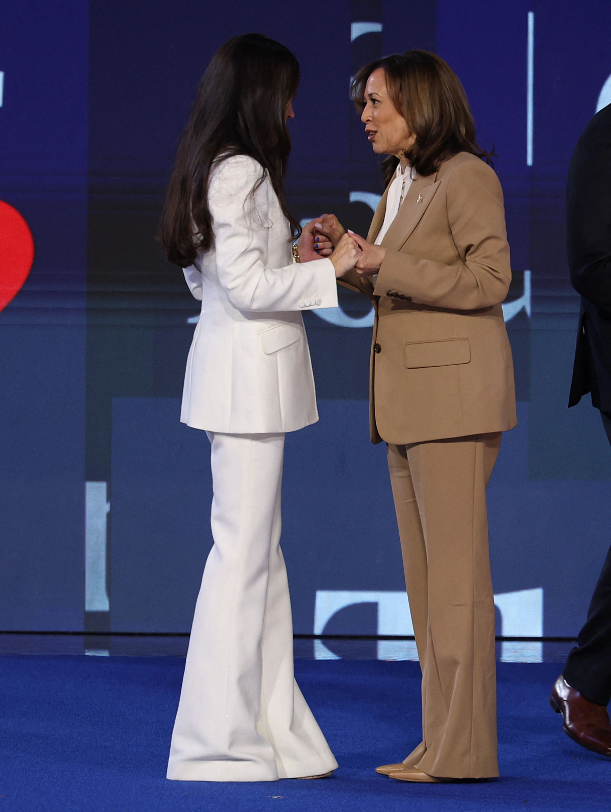 Was es mit dem „Tan Suit“ von Kamala Harris auf sich hat – DiePresse.com