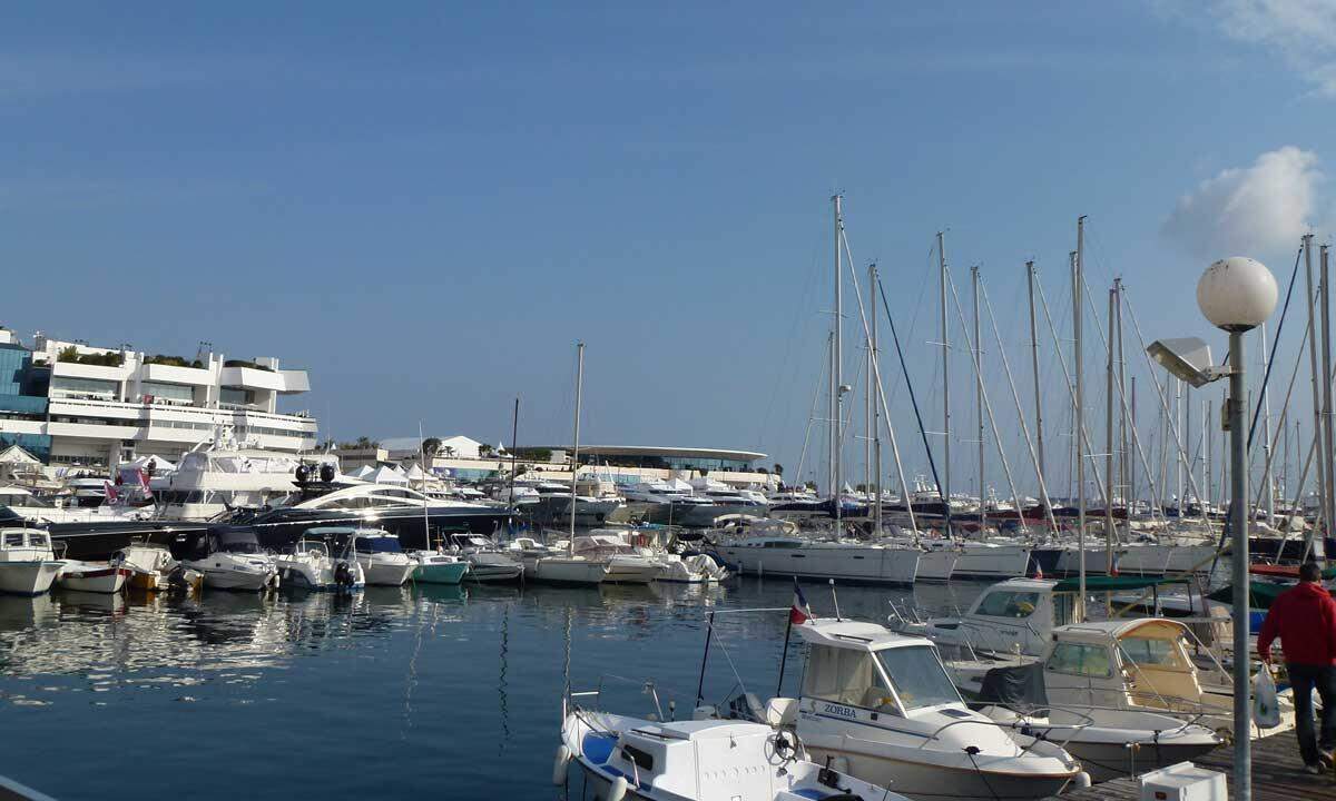 ... Hafen von Cannes, im Hintergrund das Palais de Festival ...