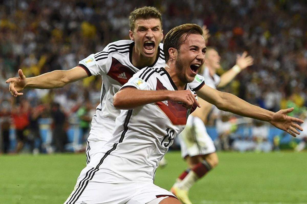 Nach einem spannenden Endspiel auf Augenhöhe schießt Mario Götze die DFB-Elf in der Verlängerung gegen Argentinien zum Sieg. Deutschland ist Weltmeister.