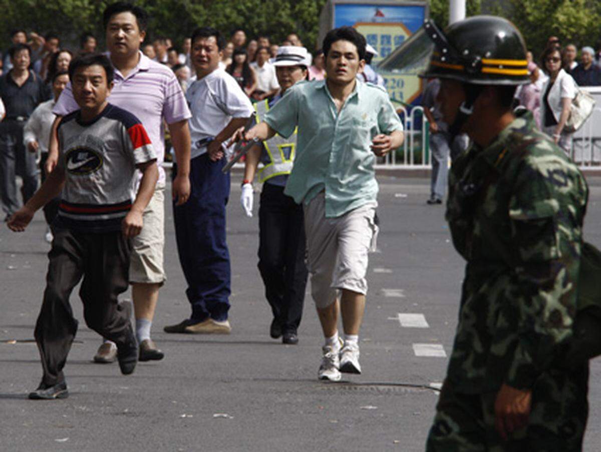Auf diesem Bild versuchen Han-Chinesen, an den Soldaten vorbeizukommen.