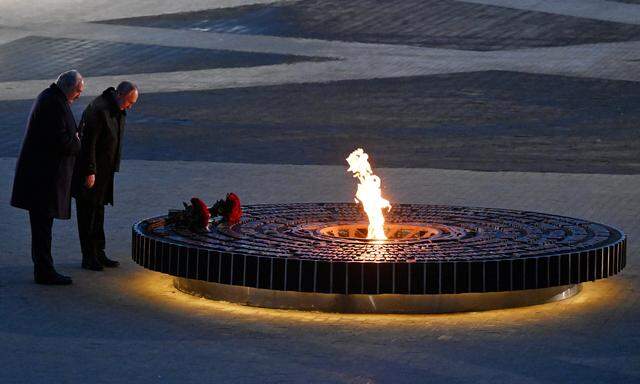 Russlands Präsident Wladimir Putin und der belarussische Machthaber Alexander Lukaschenko legen im Jänner 2024 Blumen an einem neuen Denkmal zur Erinnerung an im Zweiten Weltkrieg getötete Zivilisten ab.