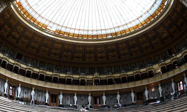 Ein Blick in den historischen Reichsratssitzungssaal im Parlamentsgebäude in Wien, das derzeit renoviert wird.